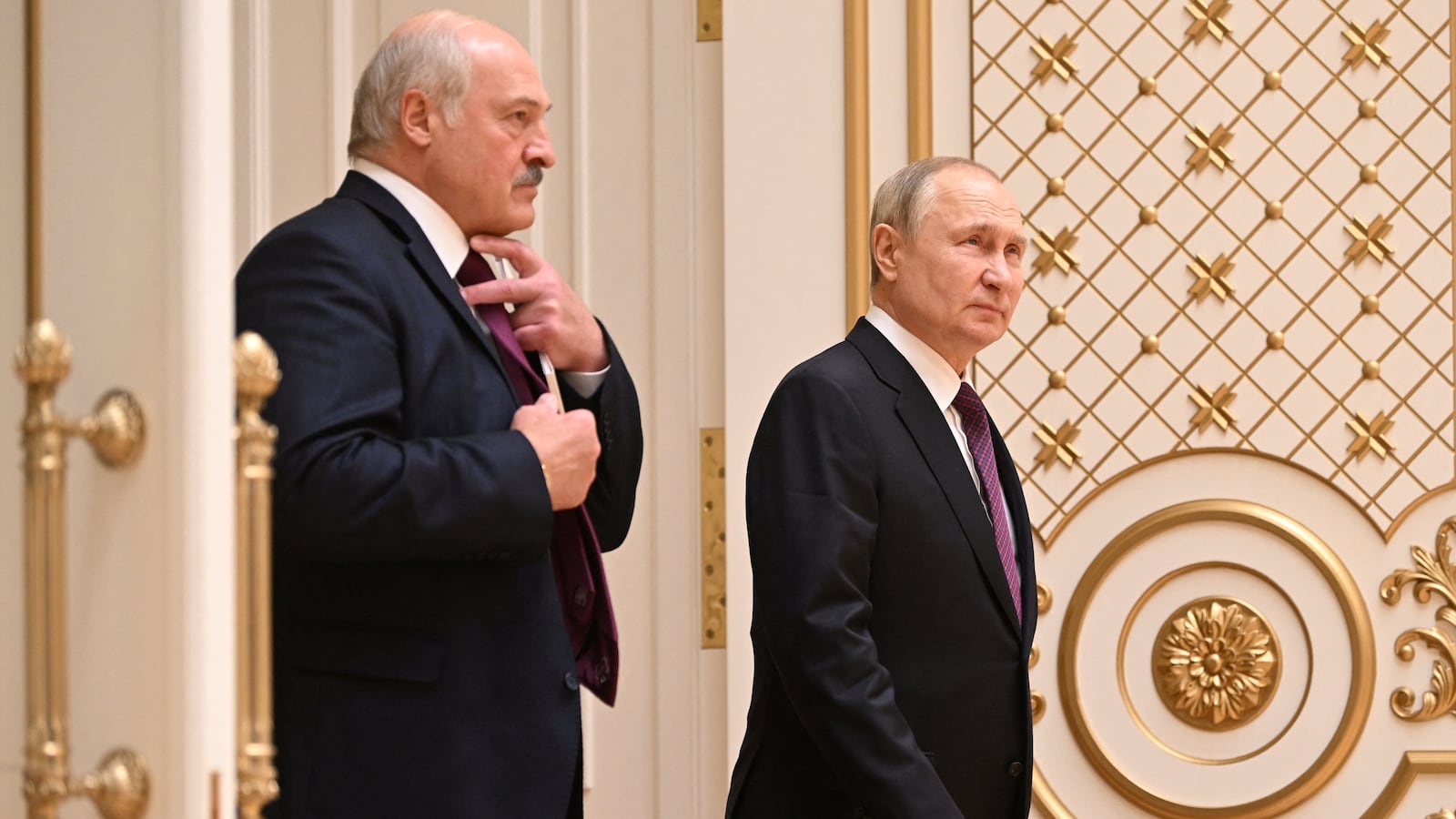 2022-12-19T195221Z_439894040_RC279Y929VB3_RTRMADP_3_UKRAINE-CRISIS-PUTIN-LUKASHENKO_yiisba