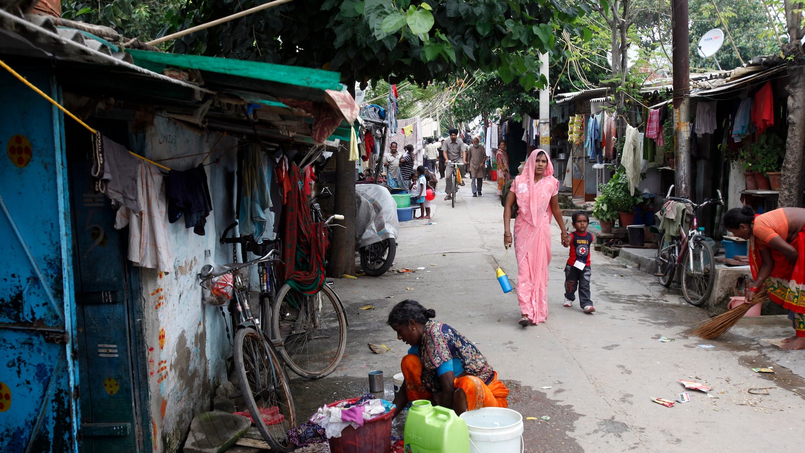 articles/2014/05/14/delhi-in-crisis-how-corruption-rotted-a-great-capital/140714-delhi-tease_lpju7r