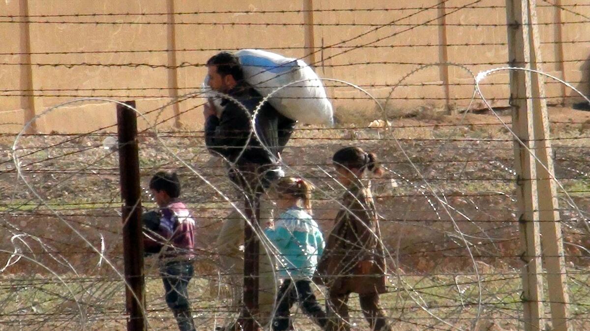 cheats/2012/11/09/8-000-syrian-refugees-flee-to-turkey/refugees-turkey-syria-24hours-cheat_jbflb0