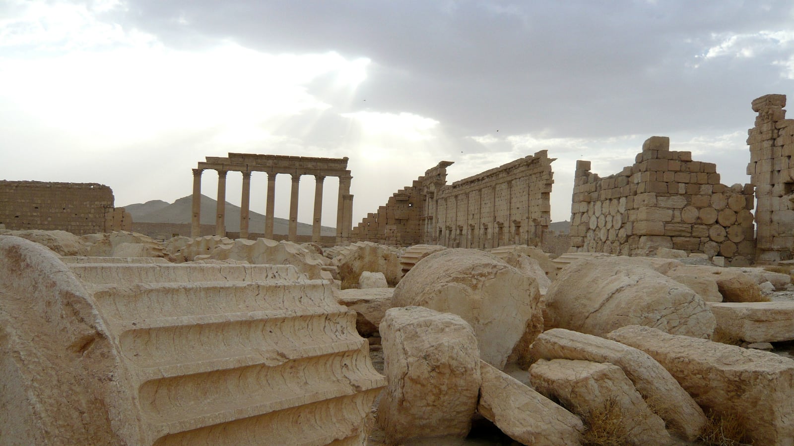 cheats/2015/08/31/un-syria-s-temple-of-bel-destroyed/150831-un-confirms-destruction-temple-of-bel_xcczzn