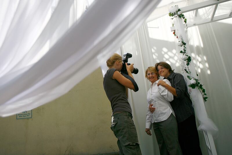 galleries/2011/06/28/same-sex-wedding-industry/photographers-gay-marriage_zsttqs