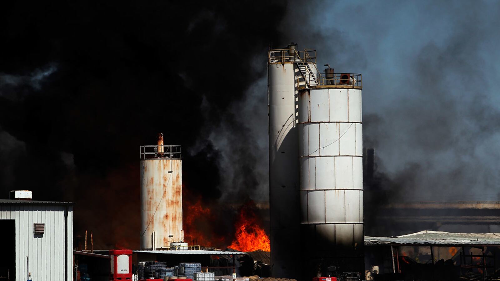 cheats/2011/10/03/huge-fire-at-texas-chemical-plant/texas-fire-cs_qtaqzo