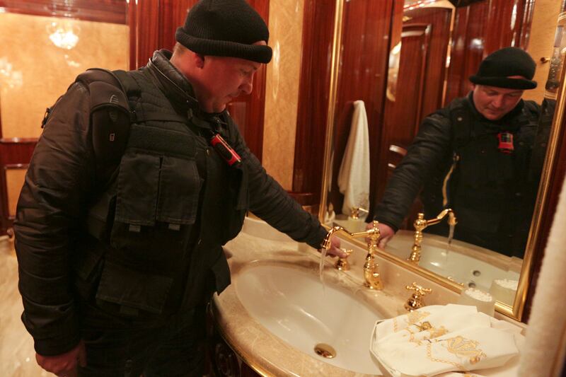 galleries/2014/02/23/inside-yanukovych-s-palace-photos/140223-ukraine-palace2_vcx2nx