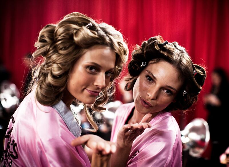 galleries/2010/11/10/victoria-s-secret-angels-photos-on-and-off-the-runway/victoria-secret-backstage---3_iee19u