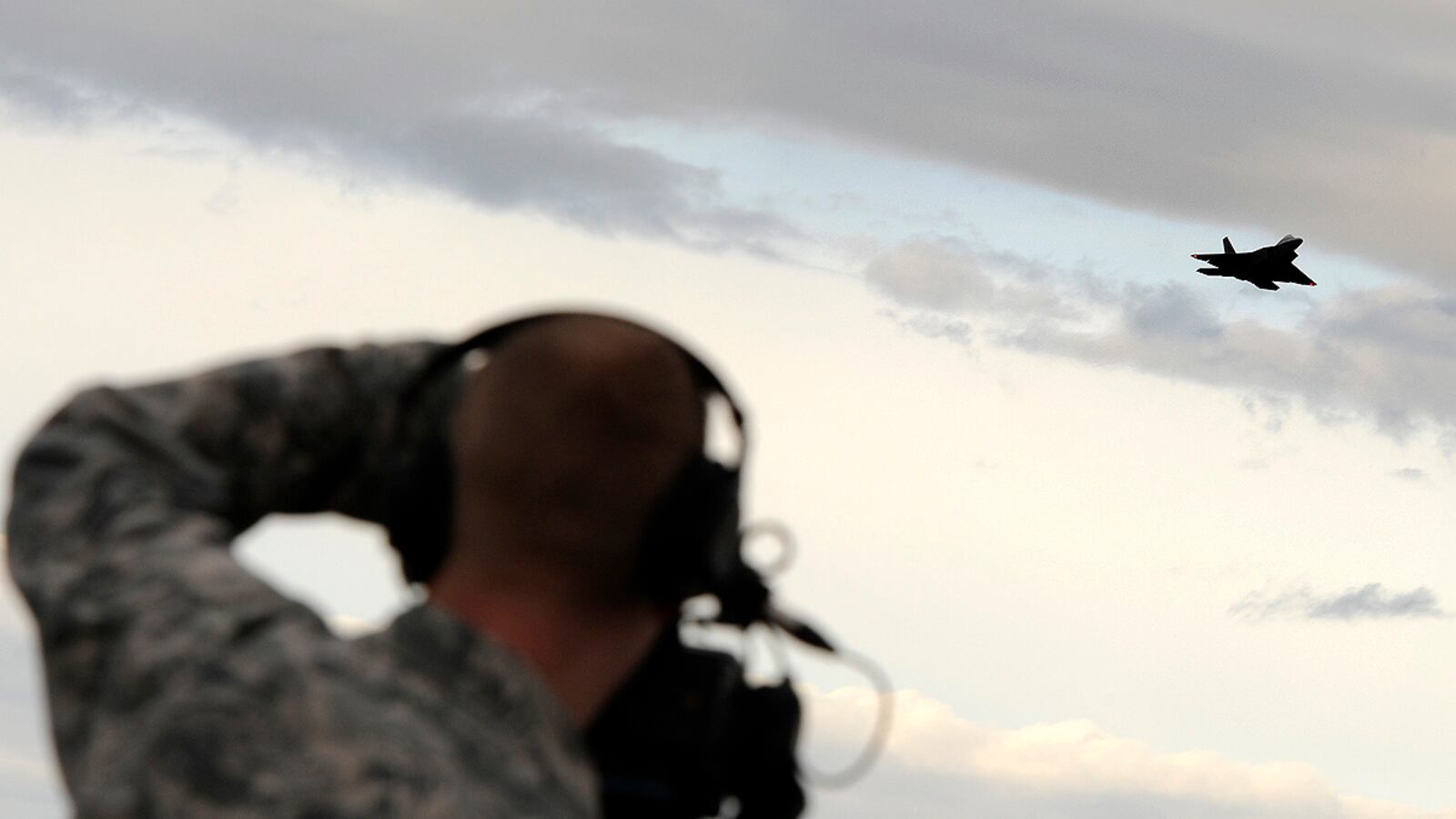cheats/2012/05/15/panetta-restricts-f-22-flights/f22-raptor-o2-grounded-cheat_quvlki
