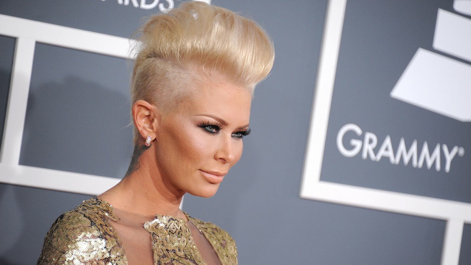 articles/2015/06/10/the-l-a-jewelry-fraudster-who-lured-jenna-jameson-to-judaism/150610-swin-jameson-tease_y4kj88