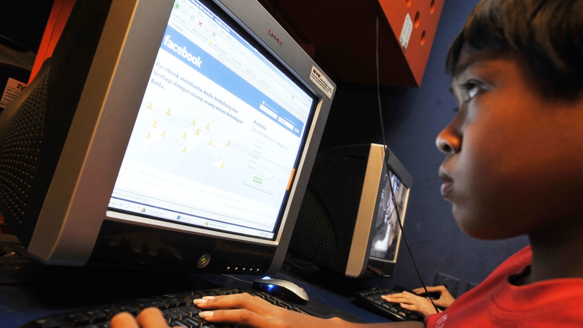 articles/2012/06/05/facebook-aims-low-may-allow-the-under-13-crowd-to-sign-up/facebook-kid-ploy-ashburn_ymxbrk