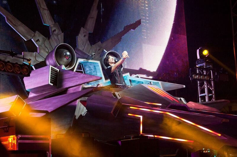 articles/2012/08/09/skrillex-invades-l-a-to-headline-hard-summer-festival/skrillex-hits-la-stern_hqlgo5