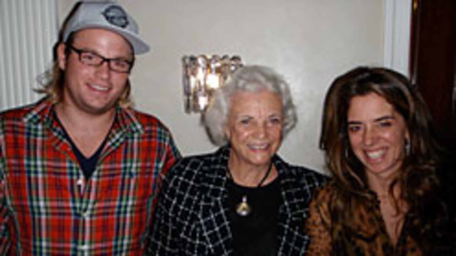 articles/2008/11/05/40-schmos-6-surfers-and-a-supreme-court-justice/peterson-party_iknfzs