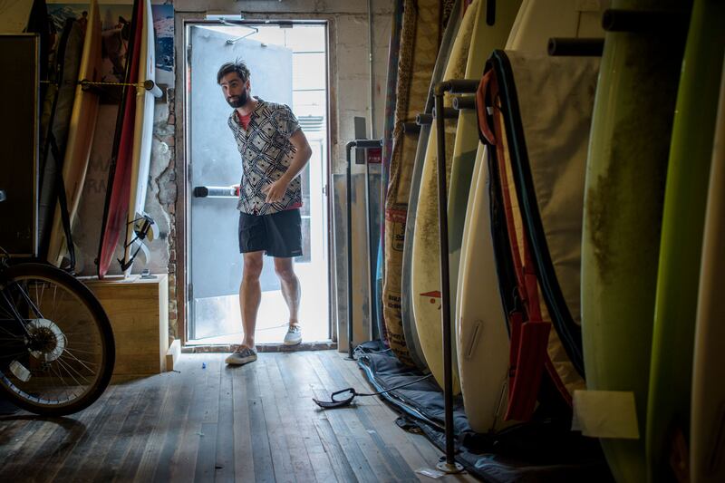 articles/2016/07/29/surfing-legend-kelly-slater-s-new-outerknown-takes-beach-wear-to-a-new-level/160728-brown-surf-style2-embed_df4kkn