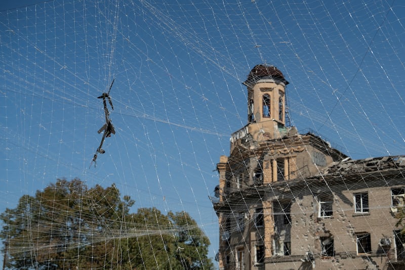 A Russian FPV drone is stuck in an anti-drone net at a street, amid Russia's attack on Ukraine, in the frontline town of Druzhkivka, Ukraine August 22, 2026. Iryna Rybakova/Press Service of the 93rd Kholodnyi Yar Separate Mechanized Brigade of the Ukrainian Armed Forces/Handout via REUTERS ATTENTION EDITORS - THIS IMAGE HAS BEEN SUPPLIED BY A THIRD PARTY.