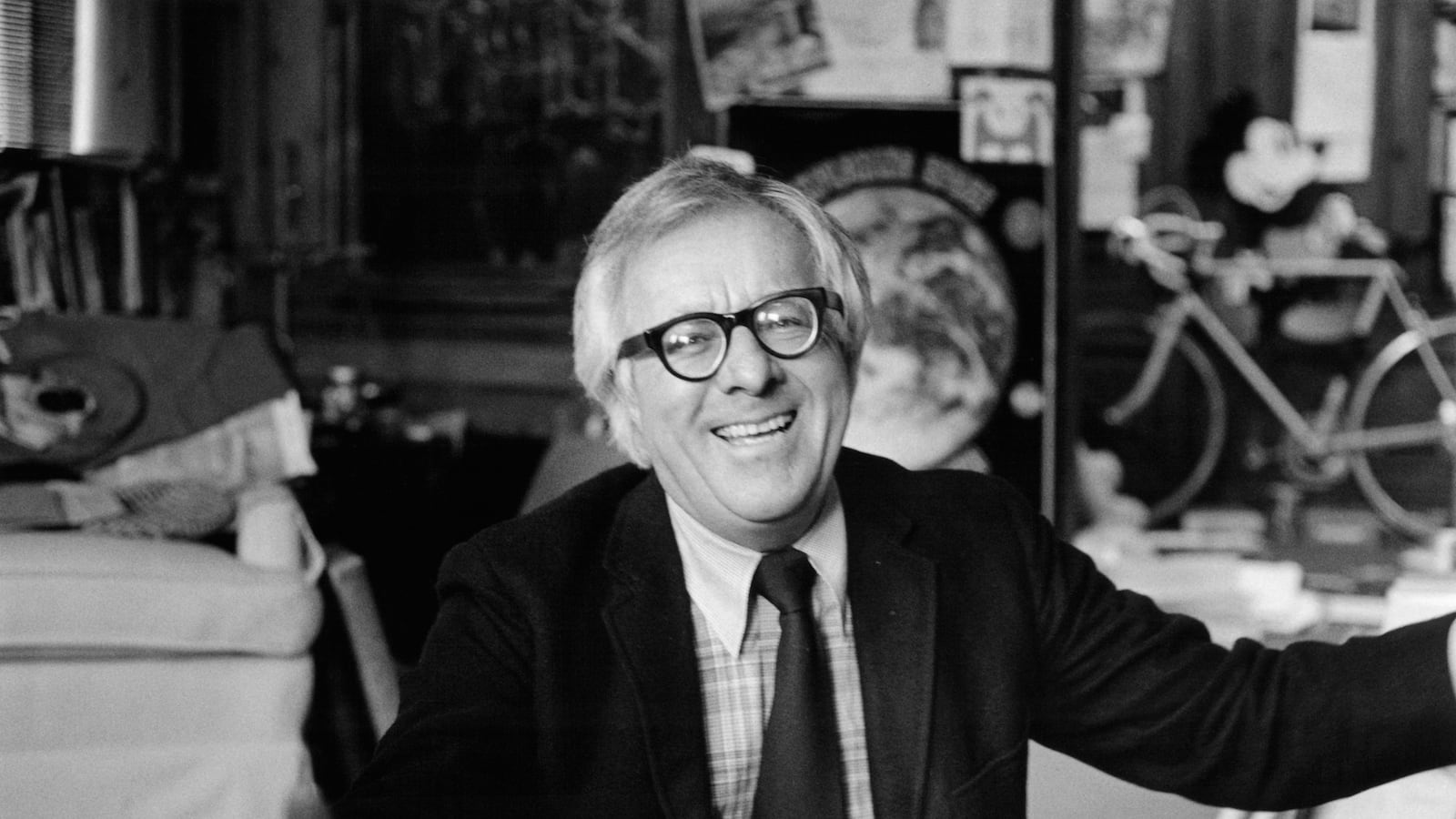 articles/2012/06/06/ray-bradbury-dead-at-91-taught-generations-of-readers-how-to-dream/jones-ray-bradbury-embed_hddiyf
