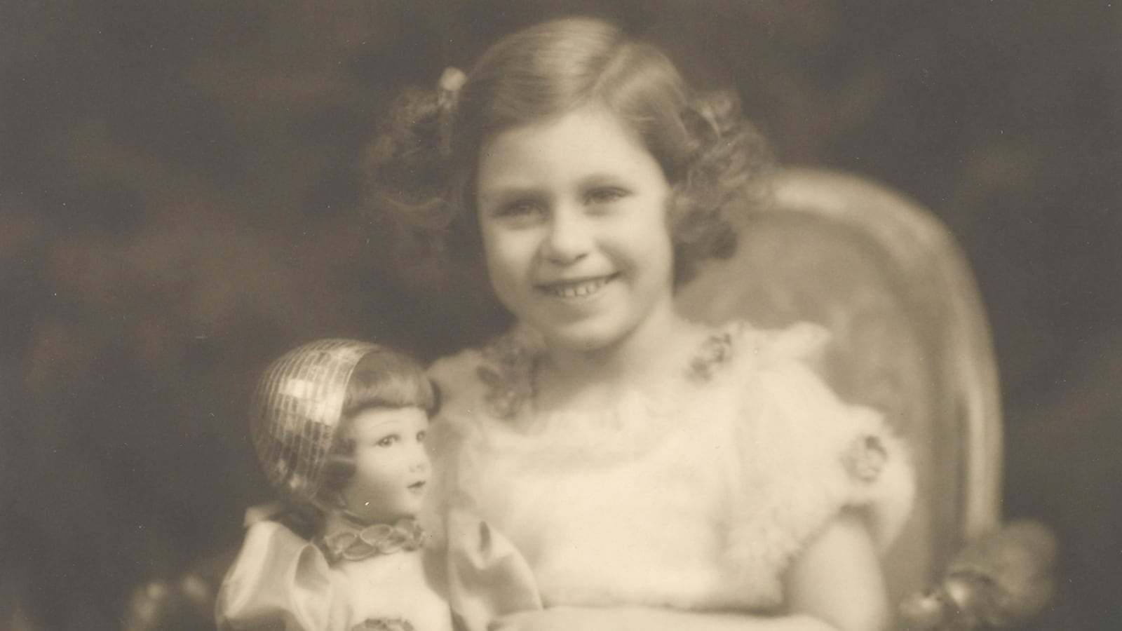 articles/2014/07/25/new-private-photos-of-the-royals-at-play-released-by-queen/royalchildhood1_qnkyb1