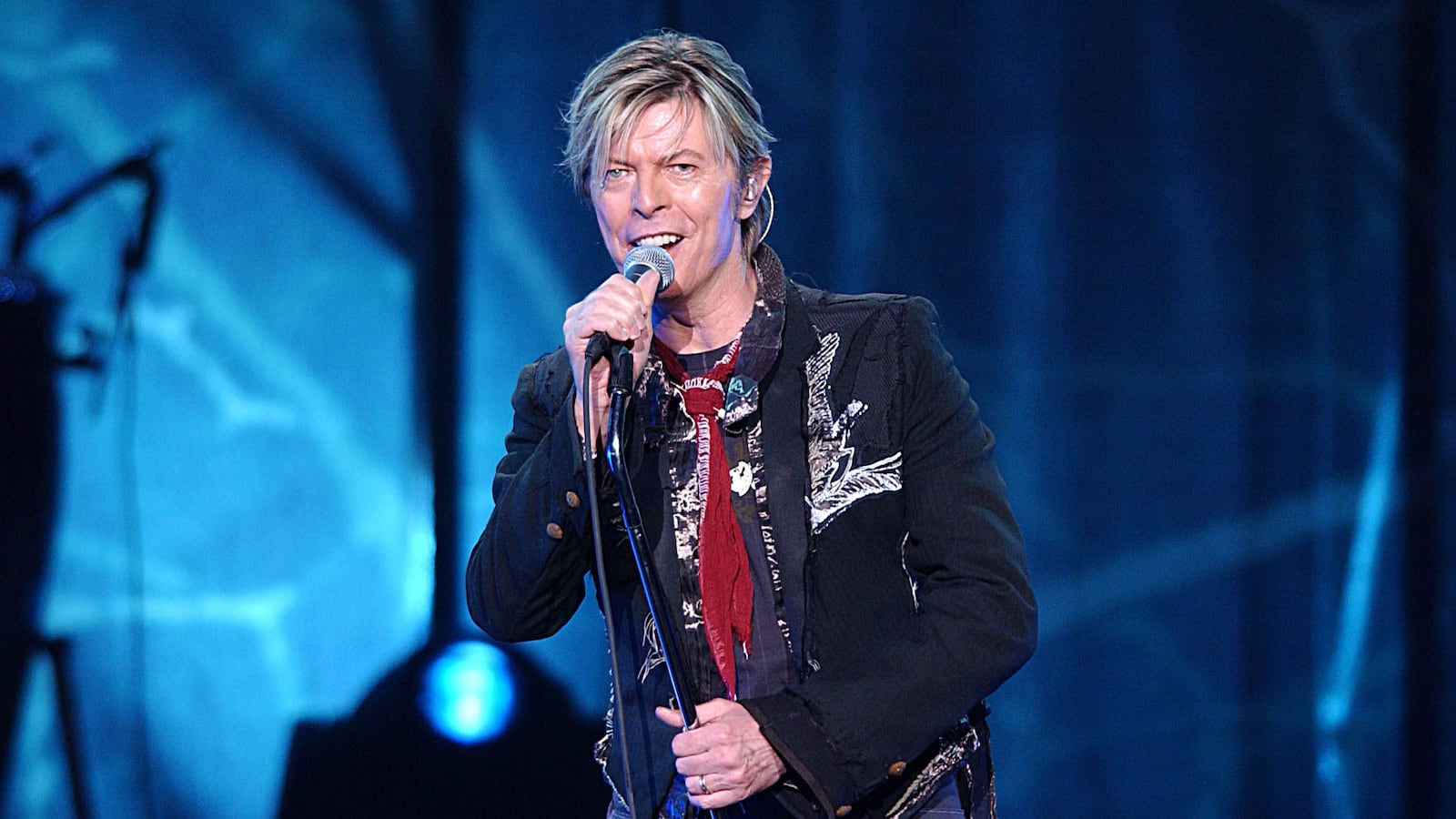 videos/2015/10/06/david-bowie-drops-new-tv-theme-song/151006-joiner-bowie-tease_xtuoen
