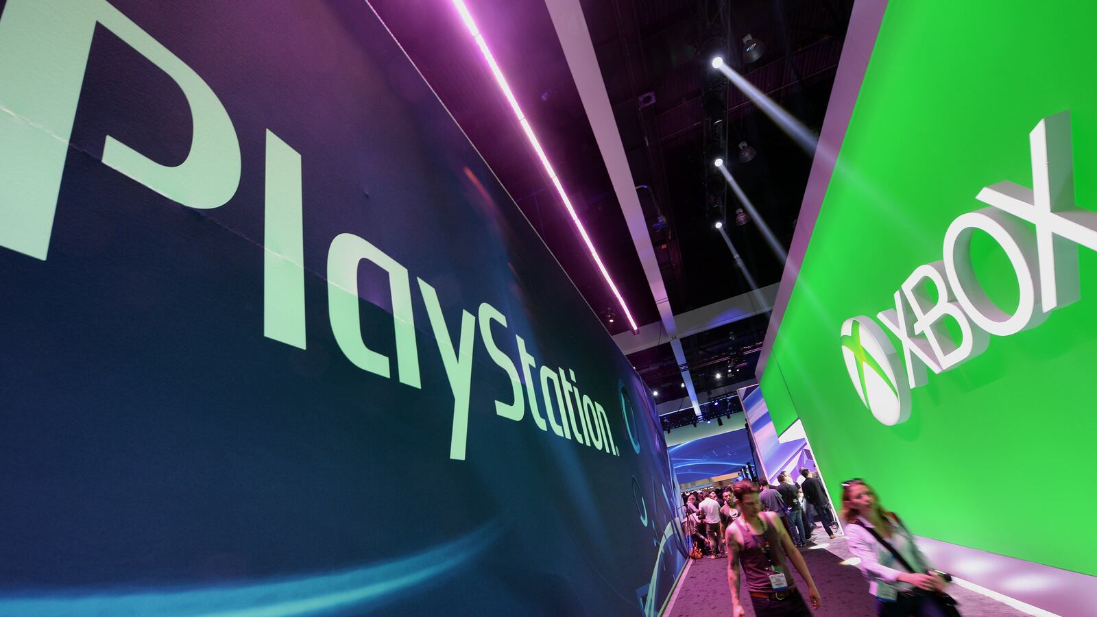 articles/2013/06/13/ps-4-beats-xbox-one-for-best-new-video-game-console/130612-ross-video-games-tease_ajehxi