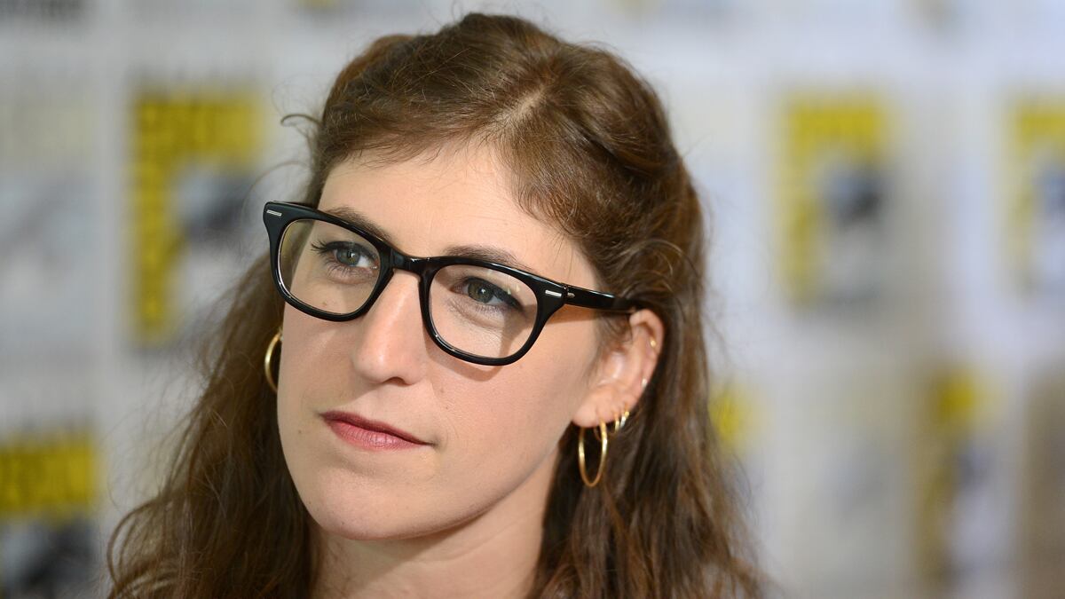cheats/2012/08/16/mayim-bialik-injured-in-car-wreck/mayim-bialik-car-accident-fingers-cheat_yftdiv
