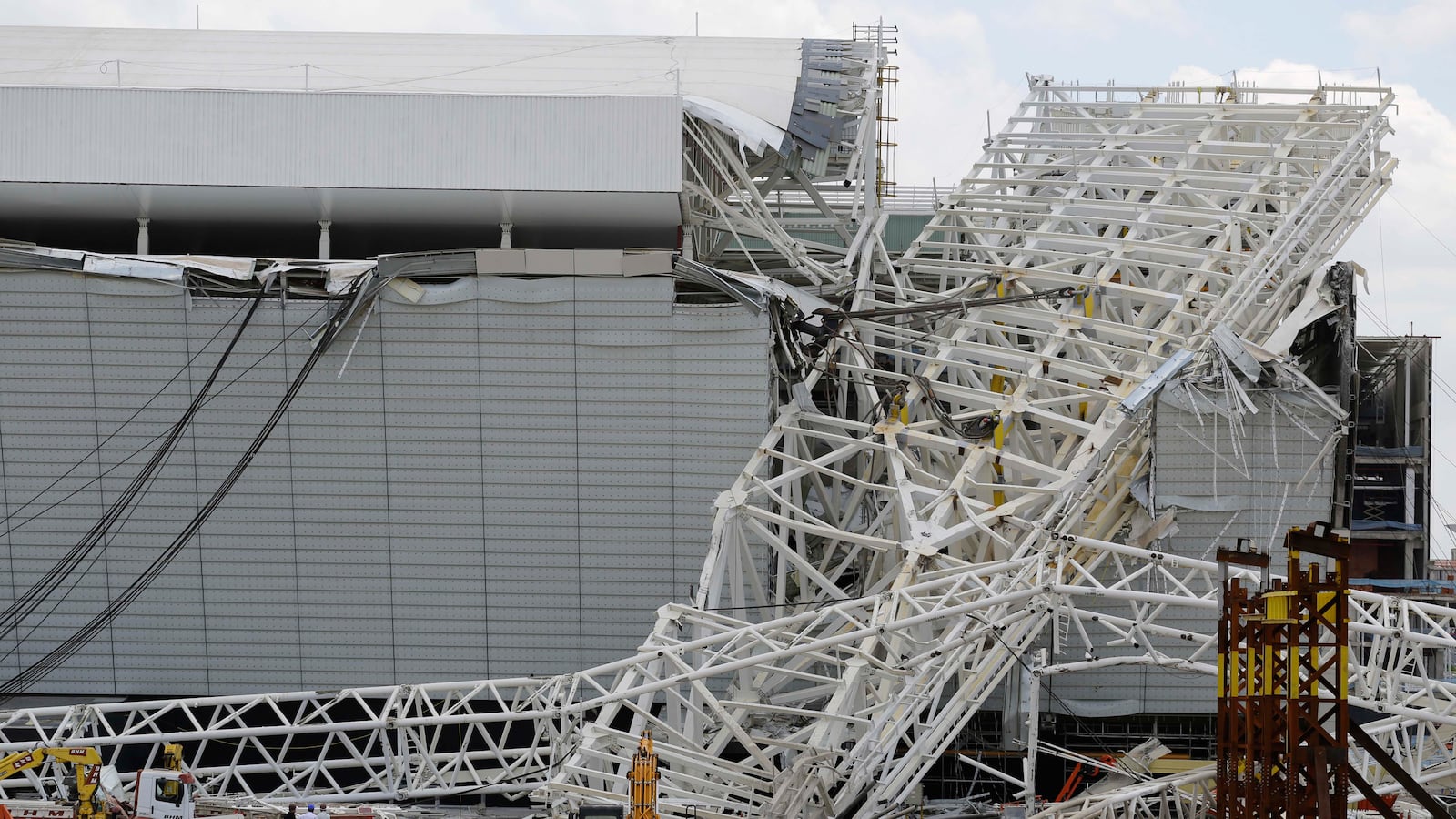 cheats/2013/11/27/world-cup-stadium-collapses/131127-brazil-stadium-cheat_izssdg