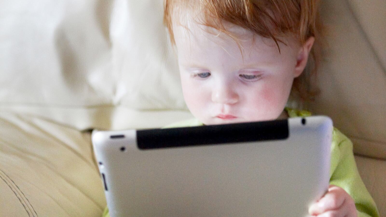 articles/2014/12/26/yes-your-toddler-can-watch-tv-the-new-rules-for-screen-time/141224-saunders-screen-time-tease_x9v4yv