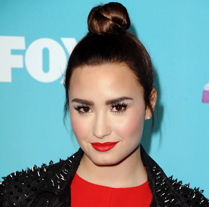 galleries/2012/11/11/who-should-justin-bieber-date-next-taylor-swift-jenner-sisters-maude-apatow-more-photos/who-should-justin-bieber-date-next-demi-lovato_e7aopz