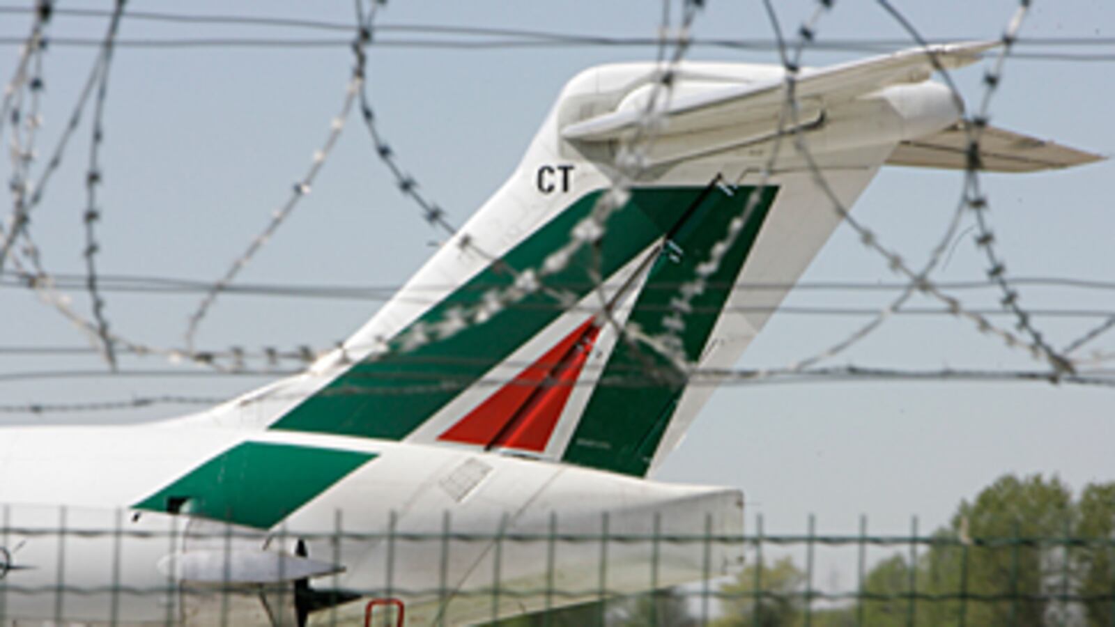 cheats/2011/04/25/man-attempts-to-hijack-paris-rome-plane/alitalia-plane_go3us1