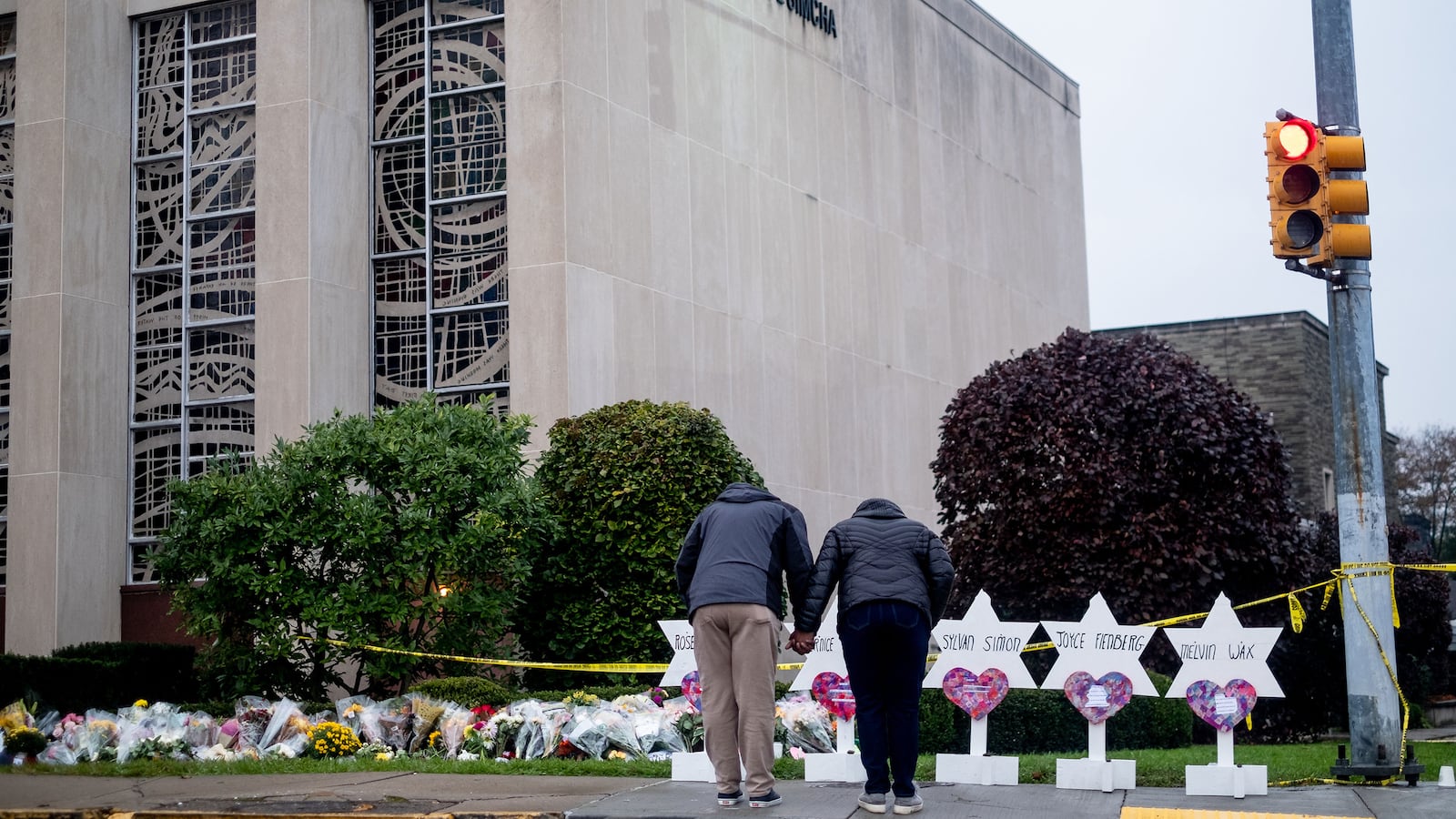 181030-keppler-congregants-denounce-far-right-trump-pittsburgh-hero_efob9x