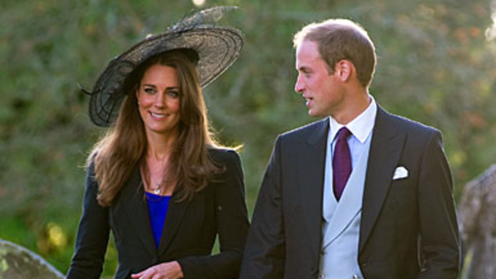 articles/2010/11/16/prince-william-kate-middleton-engaged-photos/william-kate-engaged-gal-launch_jeqi7y