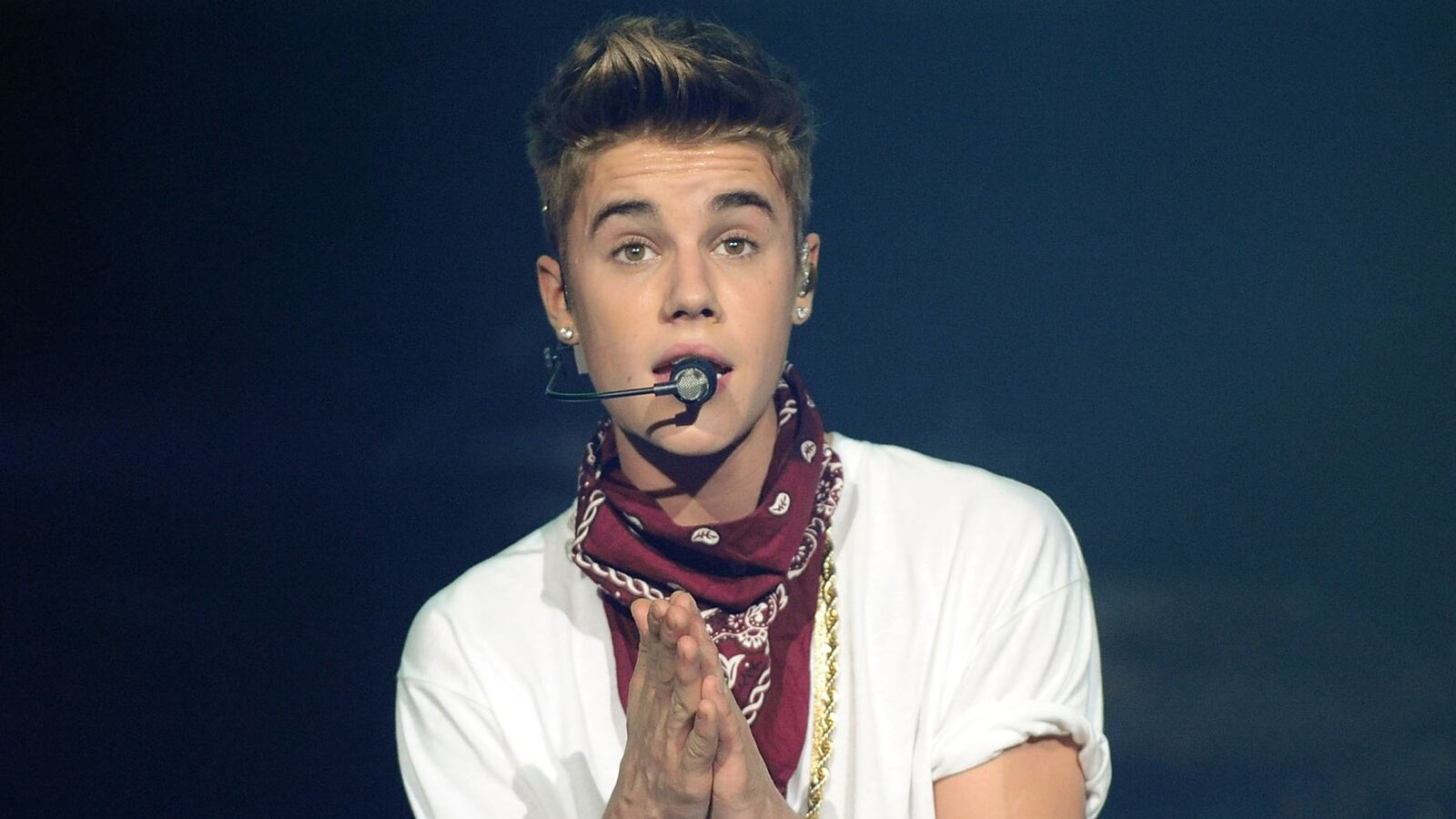 cheats/2013/01/06/bieber-caught-smoking-pot/bieber-apologizes-marijuana-photos-cheat_iy0ii1