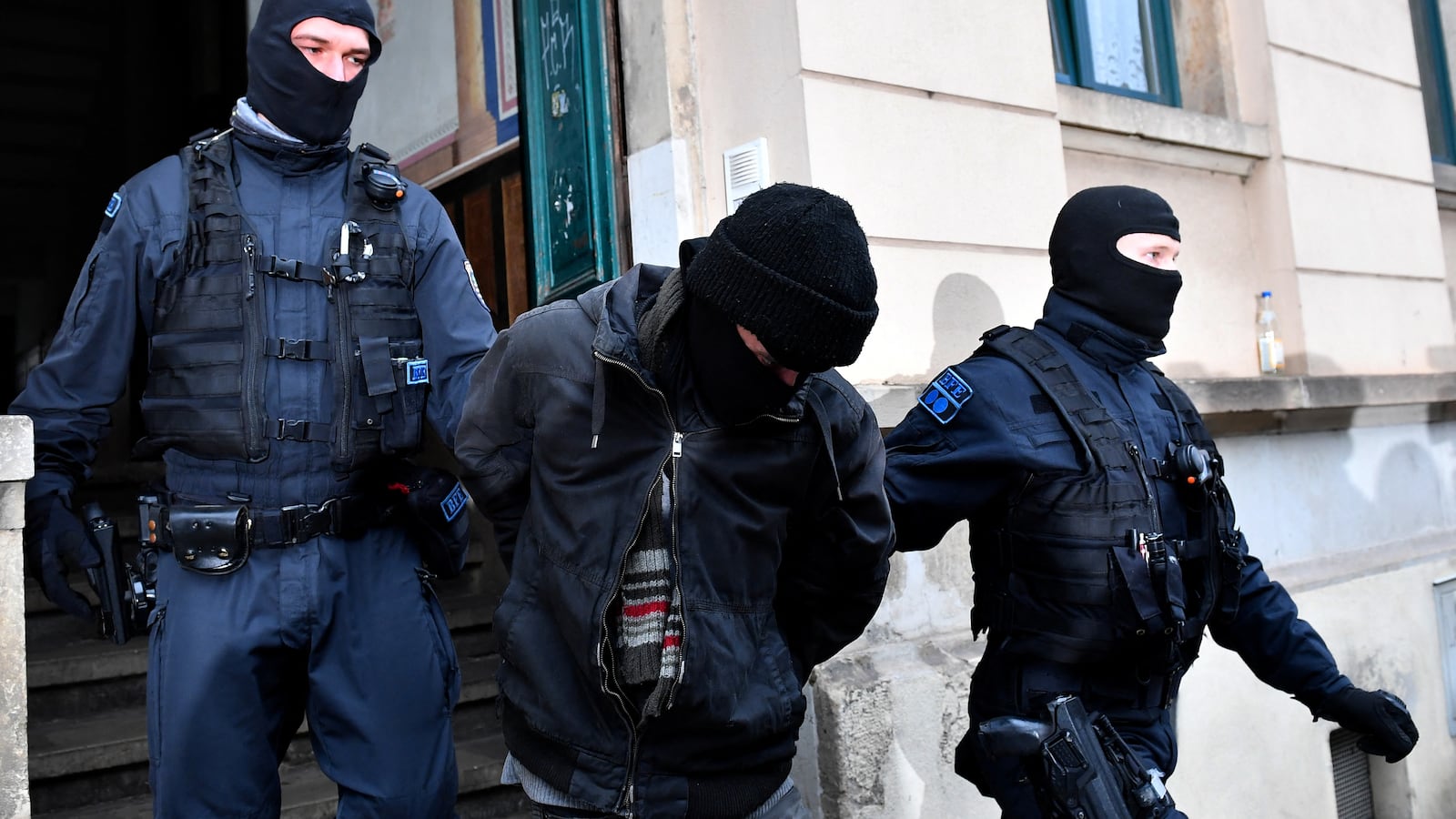 2021-12-15T113743Z_1203586237_RC2ZER92ROQ7_RTRMADP_3_HEALTH-CORONAVIRUS-GERMANY-CRIME_jktzwl