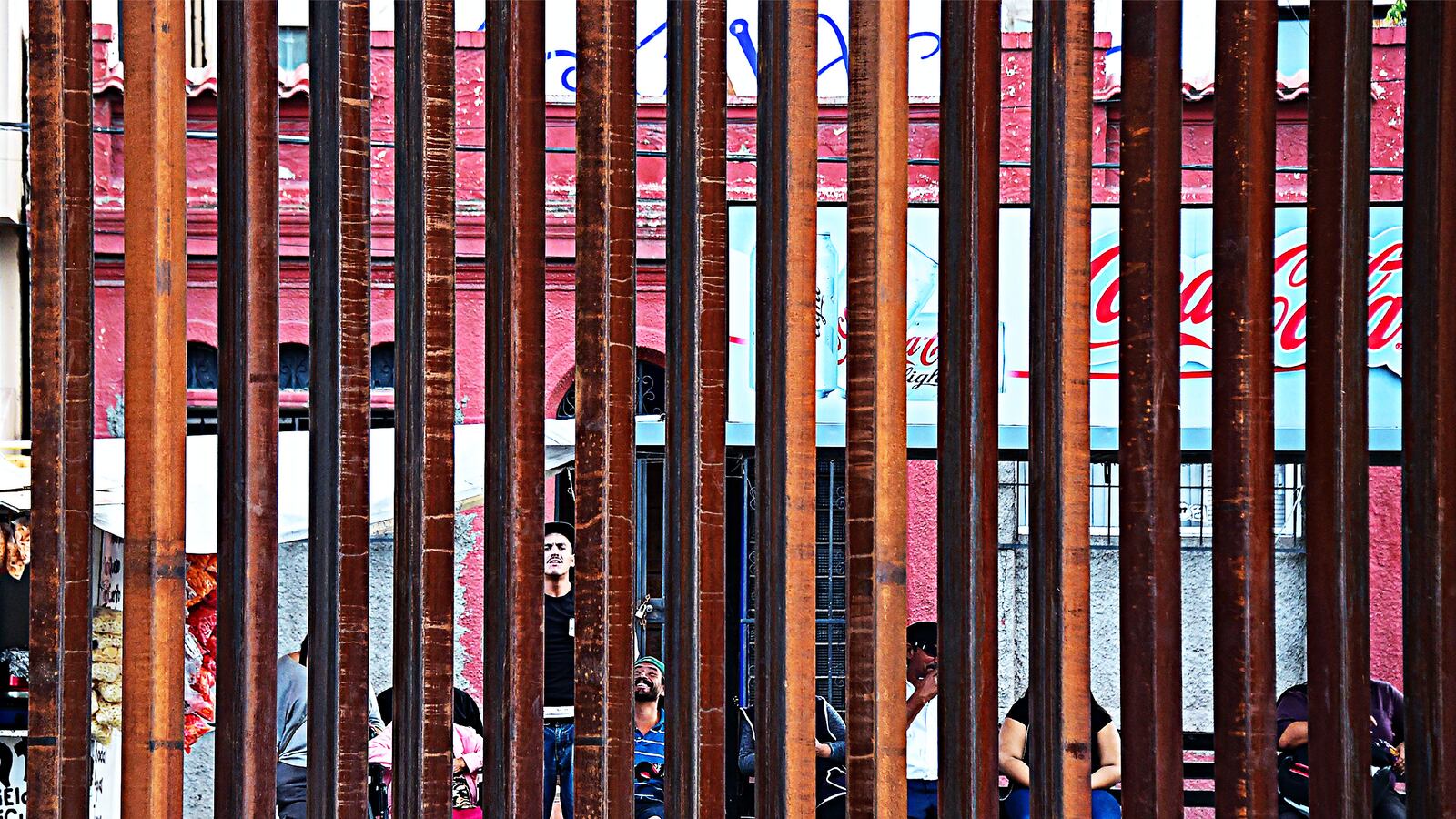 articles/2017/02/04/this-border-town-already-has-a-wall-and-it-doesn-t-work/170203-Cartels-Moore-Border-tease_twbiju