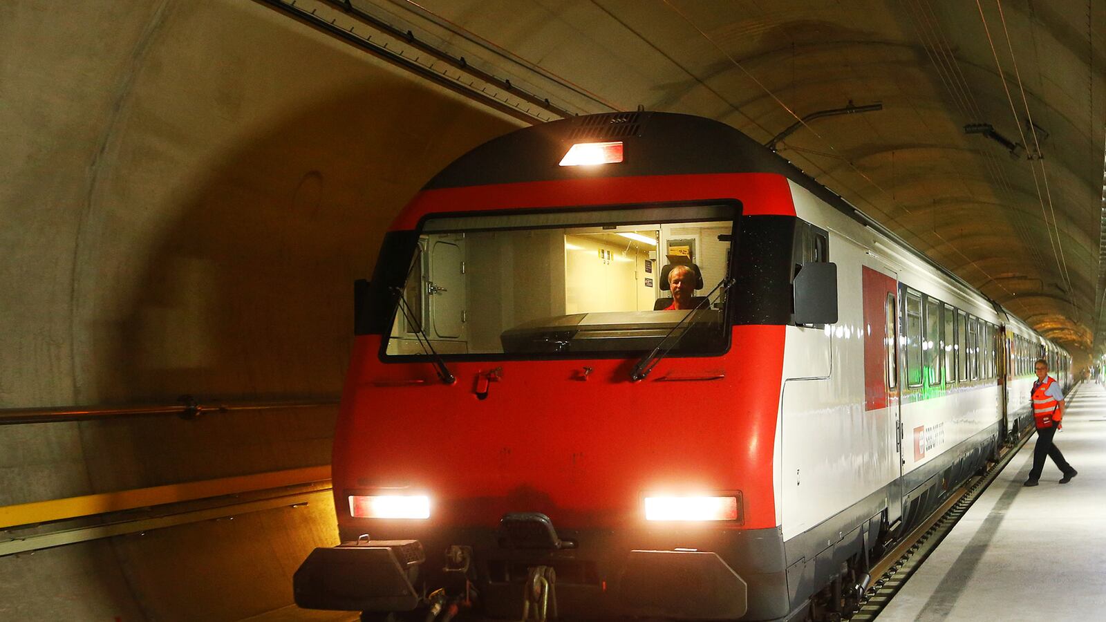 cheats/2016/08/13/man-sets-swiss-train-ablaze-stabs-6/160813-Switzerland-Salez-attack-cheat_tkp4yp