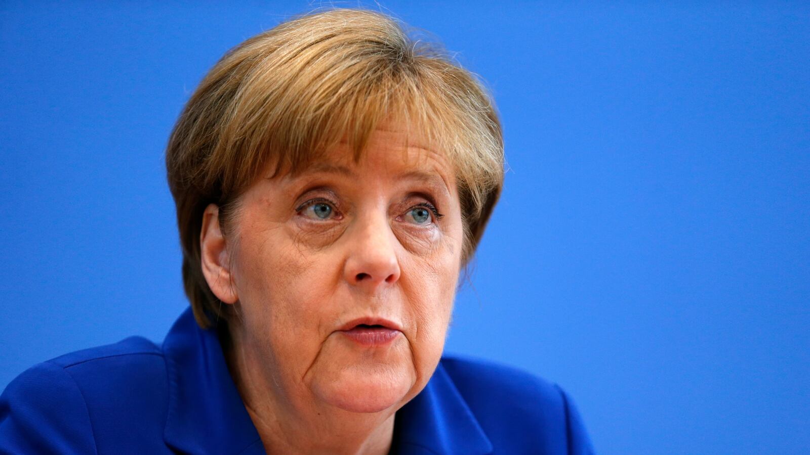 cheats/2016/07/28/merkel-welcomes-refugees-despite-attacks/160728-merkel-refugees-cheat_nzz0af