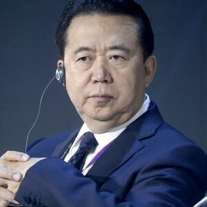 181005-hong-interpol-tease_ipmxda