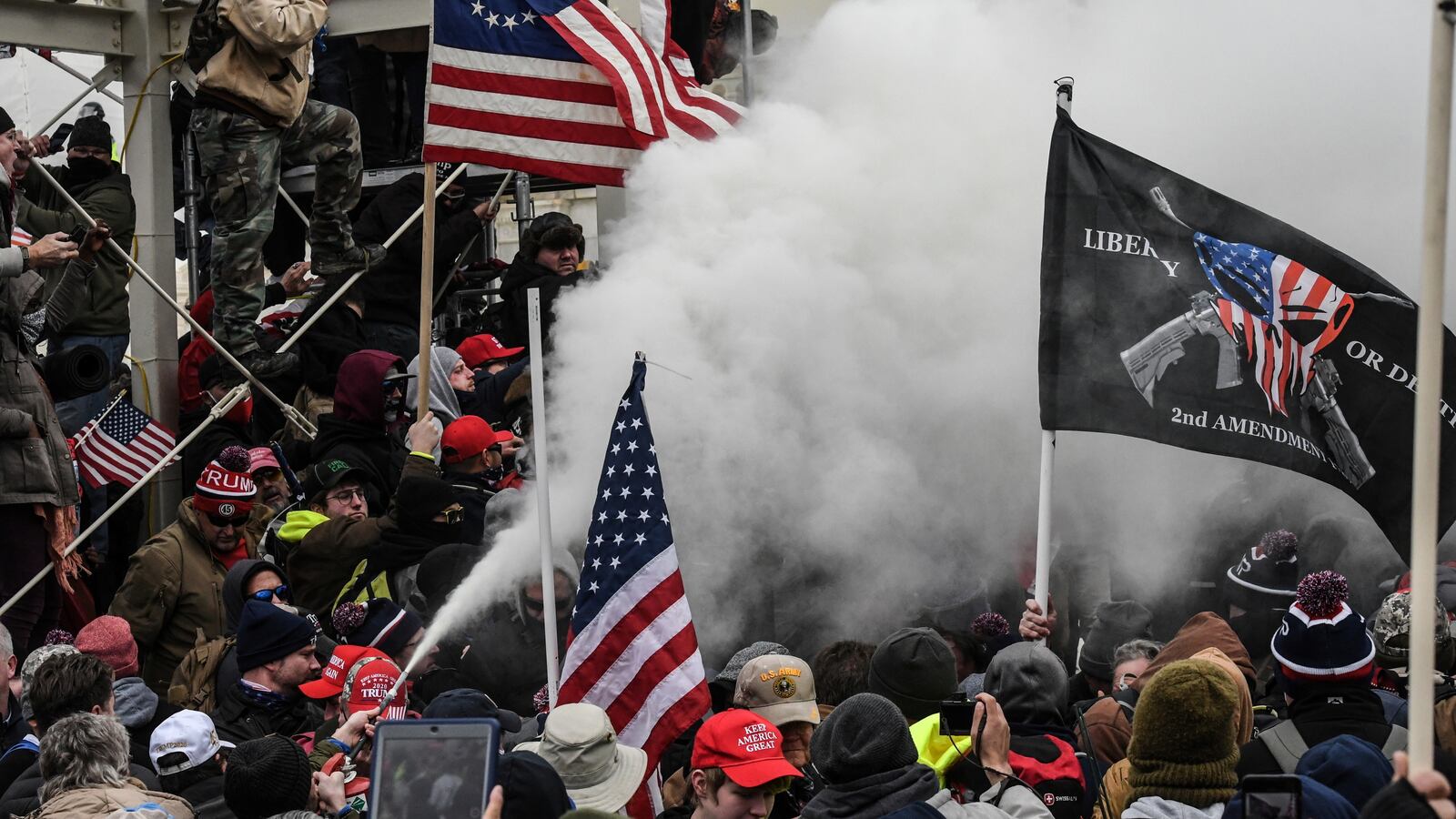 2021-01-09T165033Z_1693464579_RC2G4L91ADE4_RTRMADP_3_USA-ELECTION-PROTESTS_ghgpsx