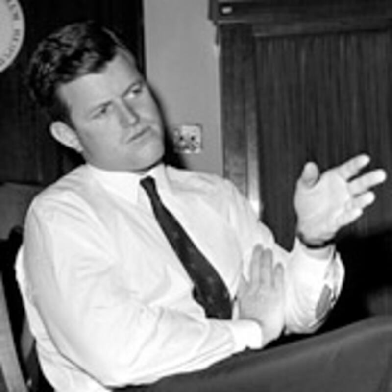 articles/2009/08/26/my-boss-teddy/ross-ted-kennedy-internship_44002_hf8eqb