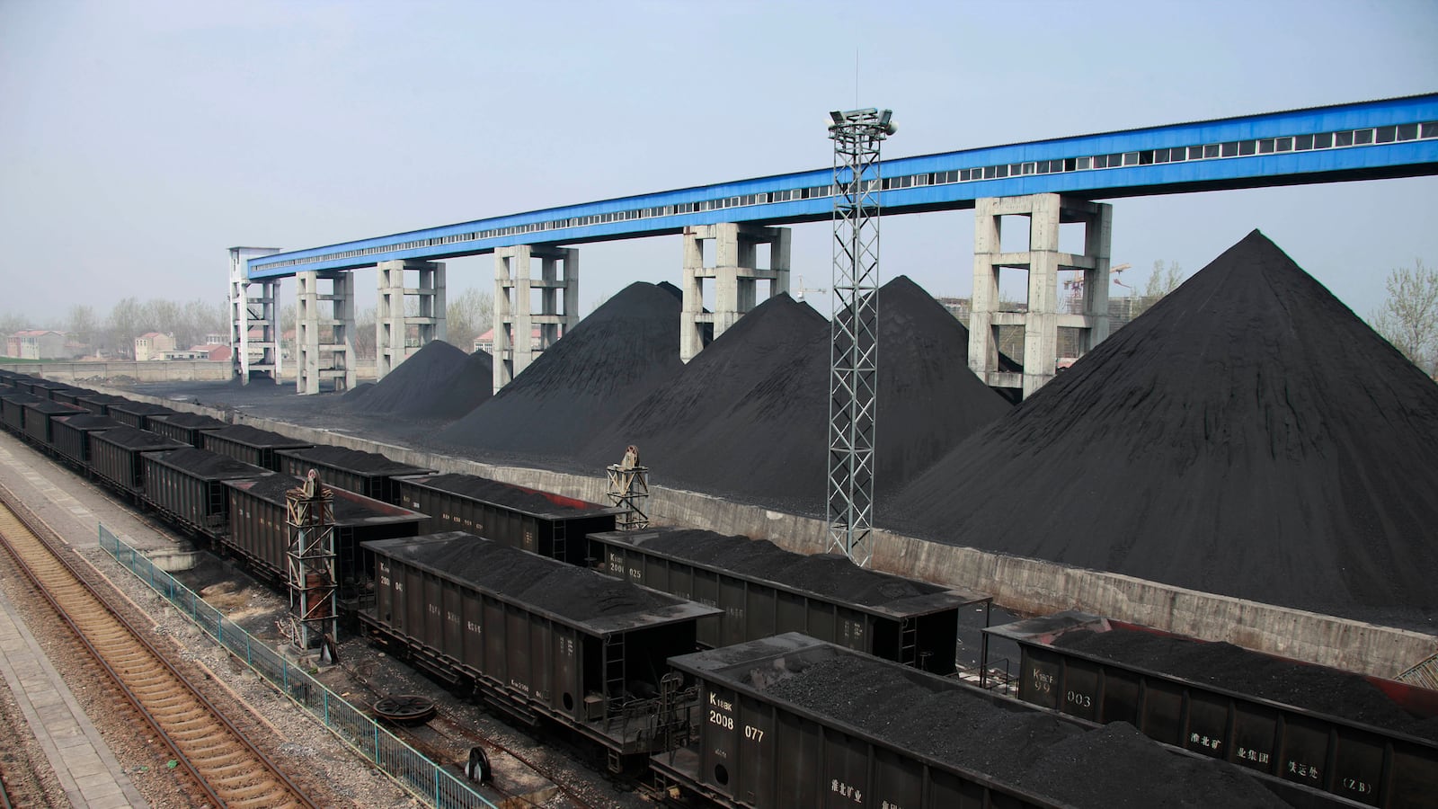 articles/2012/12/18/a-desperate-need-for-electricity-in-china-and-other-developing-countries-is-fueling-global-coal-use/coal-is-doing-well-bryce-tease_hlogbk