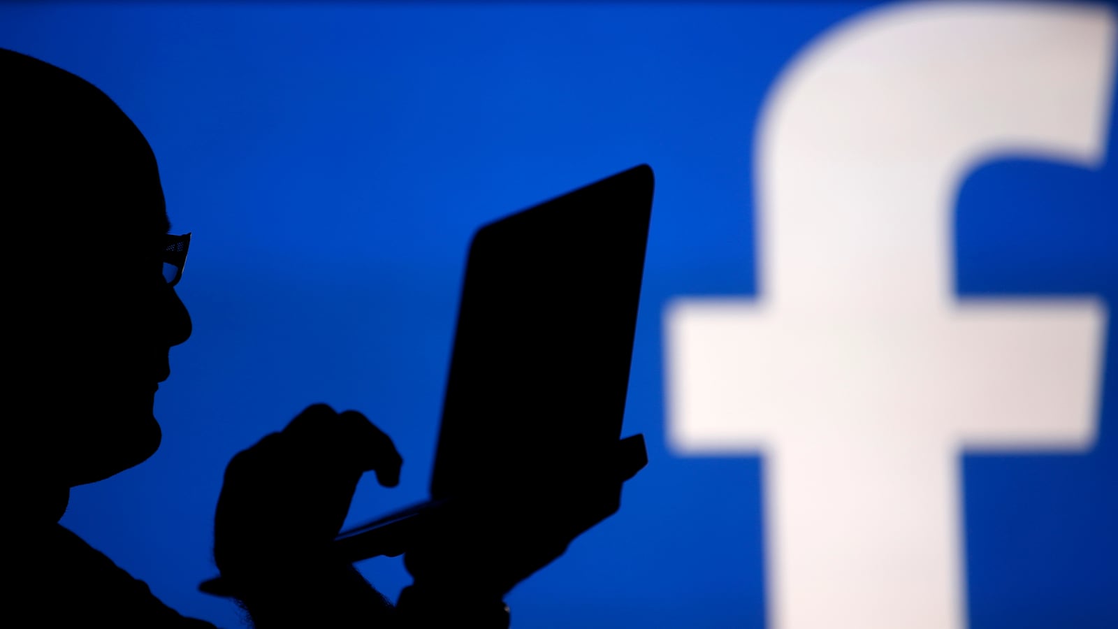 cheats/2014/01/03/lawsuit-facebook-sold-messages/140103-facebook-messages-cheat_gh2qzg