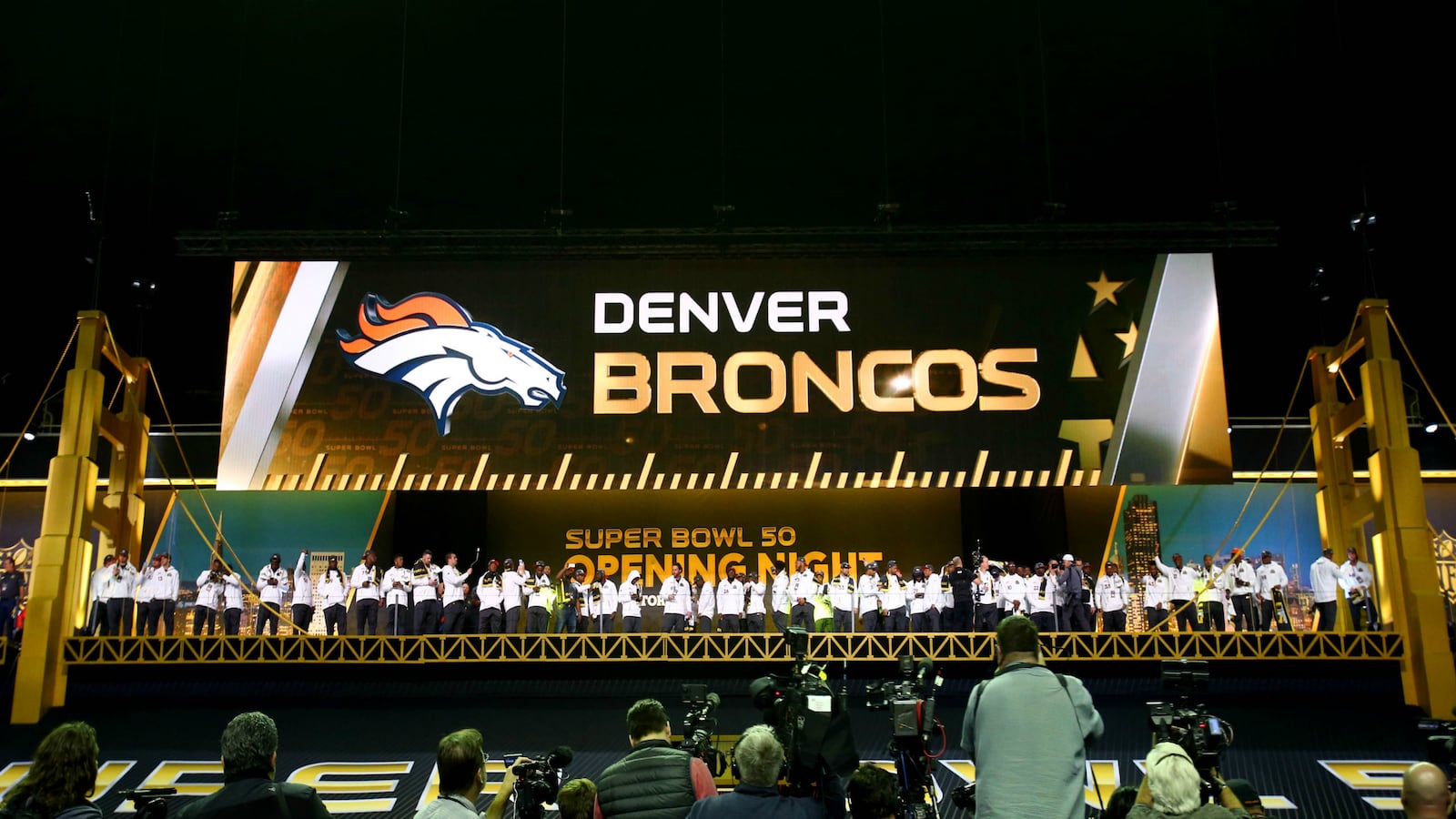 cheats/2016/02/02/broncos-player-questioned-sent-home/160203-denver-sends-home-ryan-murphy-cheat_jqqkqv