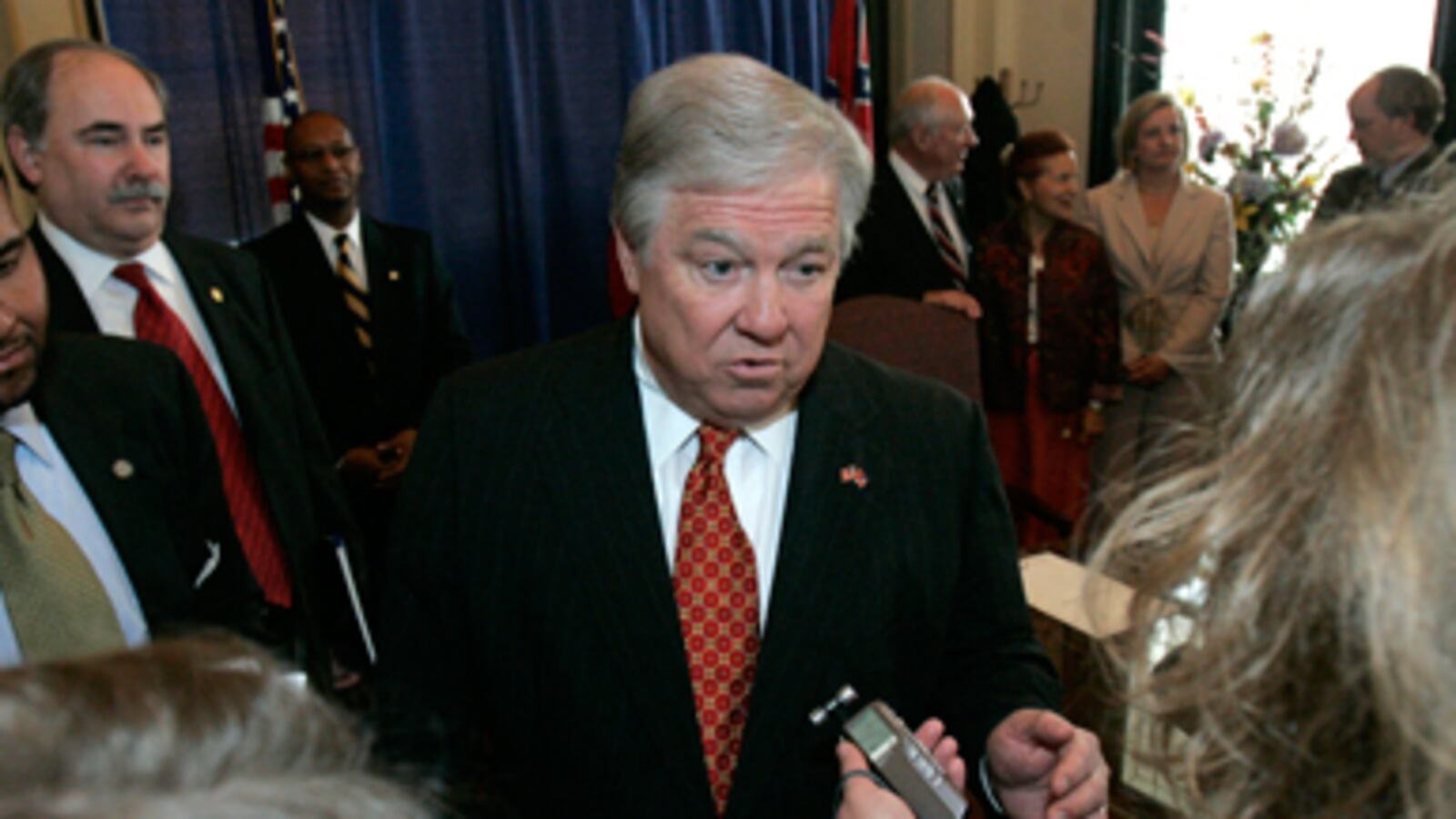 articles/2010/12/21/haley-barbours-controversial-comments-dont-define-him-as-a-politician/kurtz-barbour_148726_k8zw72