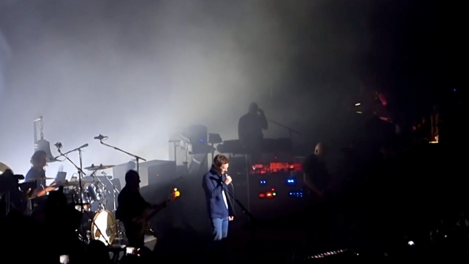 articles/2016/09/29/watch-benedict-cumberbatch-sing-comfortably-numb-with-pink-floyd-s-david-gilmour/160928-stern-benedict-cumberbatch-pink-floyd-tease_eolr6p