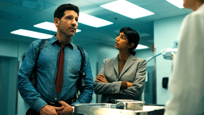 (L-R) Jon Bernthal as Detective Jack Harper and Sunita Mani as Priya in Episode #102 of His & Hers. Cr. Courtesy of Netflix © 2025
