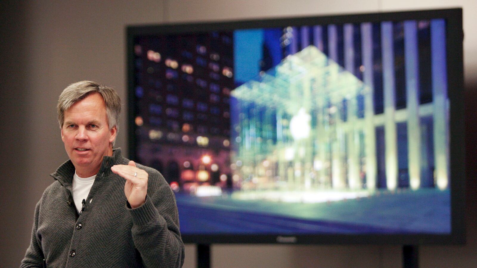 articles/2011/06/15/apple-retail-guru-ron-johnson-goes-to-j-c-penney-will-brain-drain-continue/ron-johnson-apple-store-lyons_gja9ji