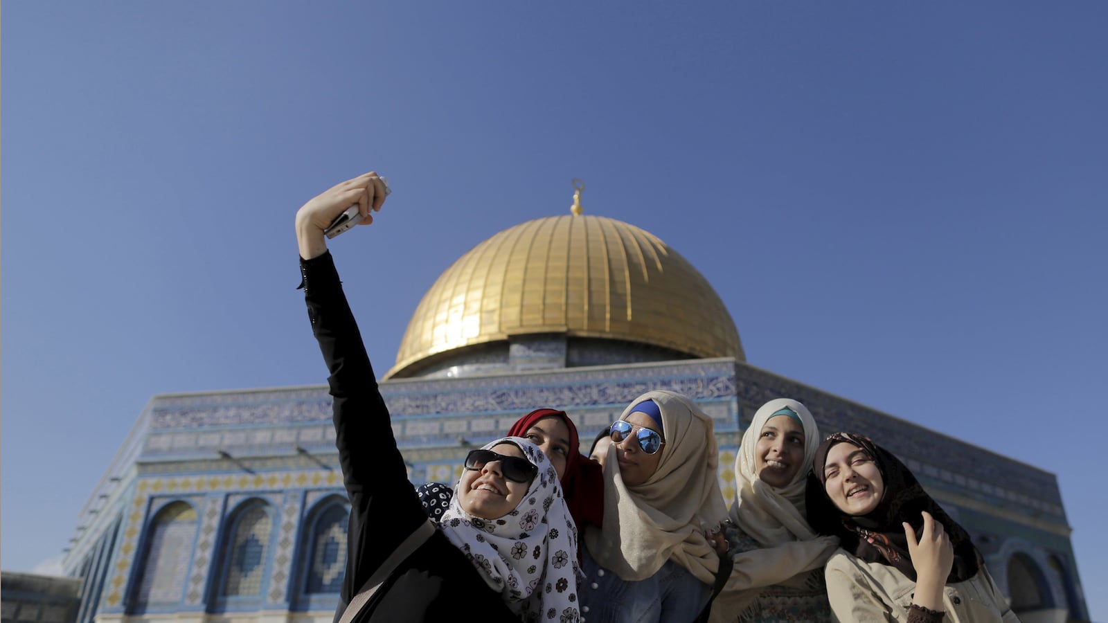 articles/2015/10/20/hummus-for-peace-as-extremists-on-both-sides-escalate-the-israeli-palestinian-peace-camp-looks-increasingly-impotent/151020-michaelson-israel-tease_oxm549