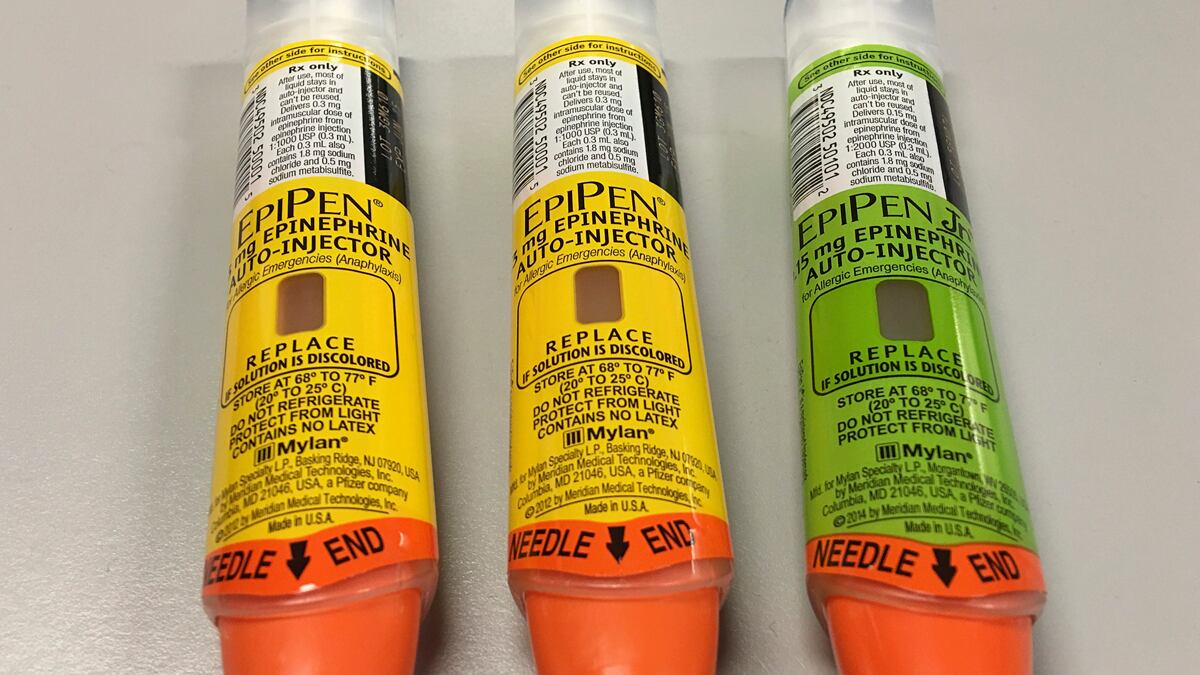 cheats/2016/08/29/mylan-to-make-generic-version-of-epipen/160829-epipen-cheat_a7pthh