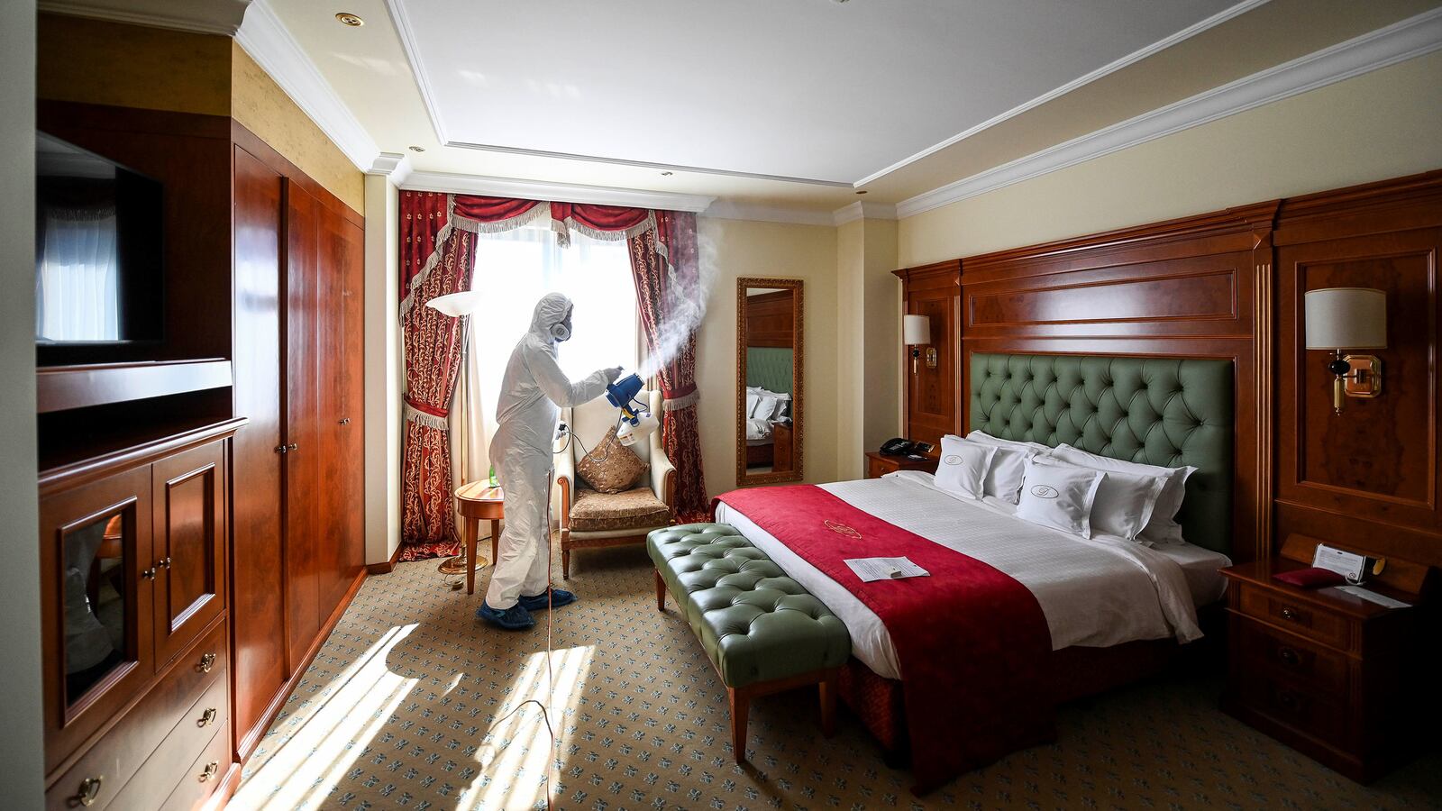 200318-oconnor-coronavirus-hotels-tease_b2imn5