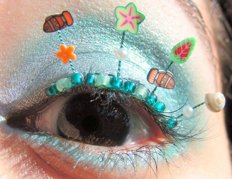 galleries/2013/01/15/the-craziest-new-trend-eyelash-art-photos/Fish_in_the_Sea-eyelash-jewelry_mnywam