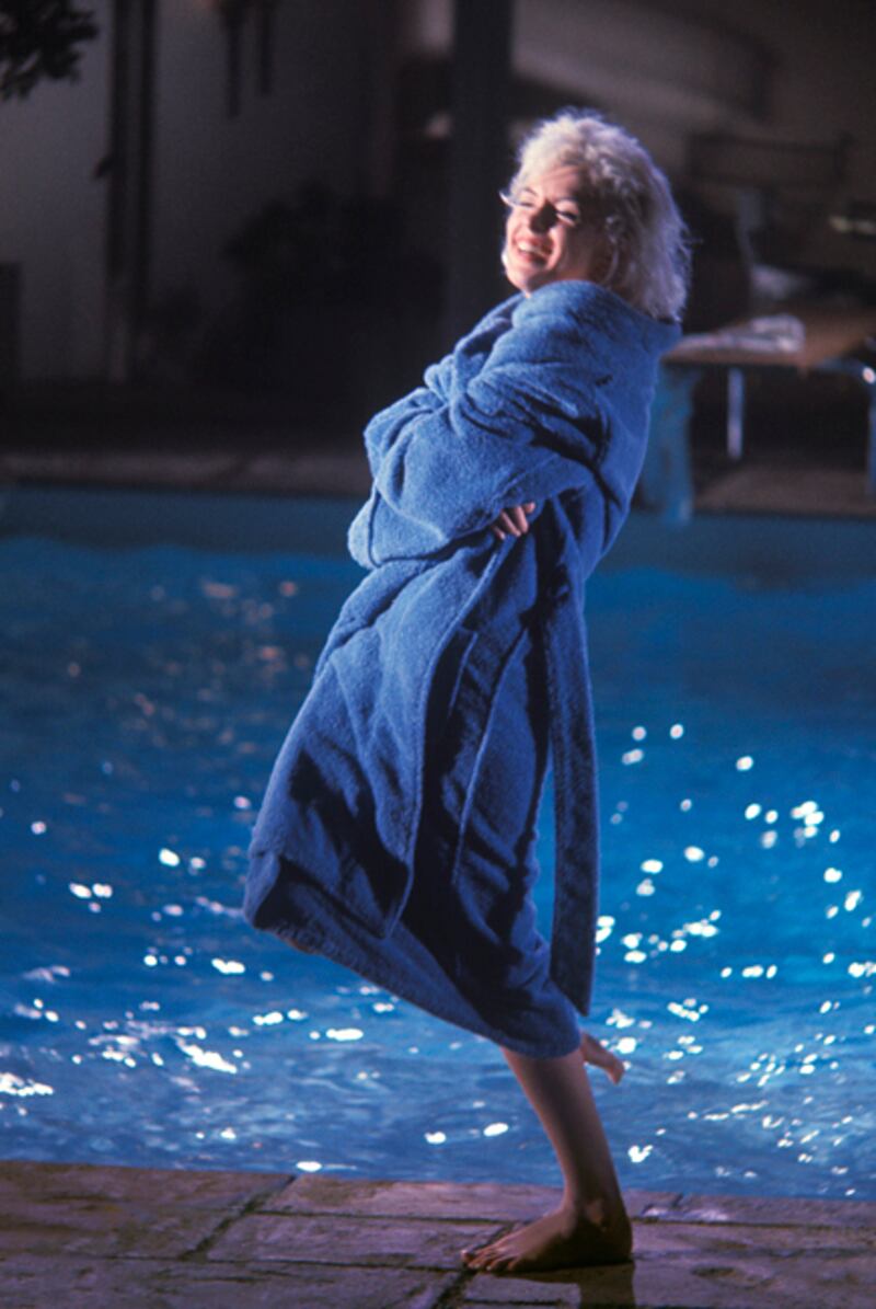 galleries/2012/05/31/marilyn-and-me-lawrence-schiller-s-photos-of-marilyn-monroe/schiller-marilyn-pool-robe-life_mpf5to