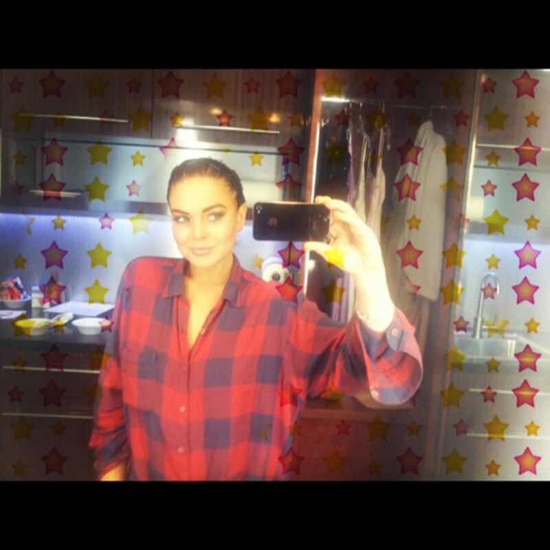 galleries/2012/06/24/lindsay-lohan-rihanna-more-celebrity-twitter-pictures-photos/twitpics-lohan_sqdbtb