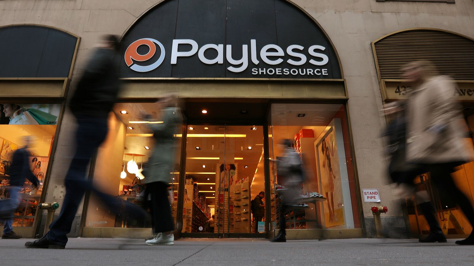 180304-payless-shoes-mirror-accident-cheat_jj8eij