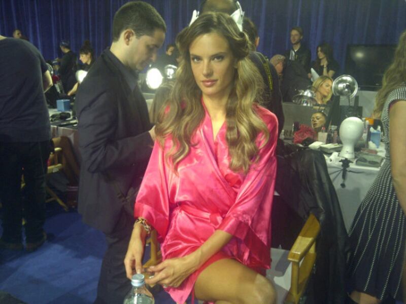 galleries/2011/11/13/zooey-deschanel-victoria-s-secret-show-in-celebrity-twitpics-photos/alessandra-ambrosio-celebrity-twitter-photos-111113_ckkgkb