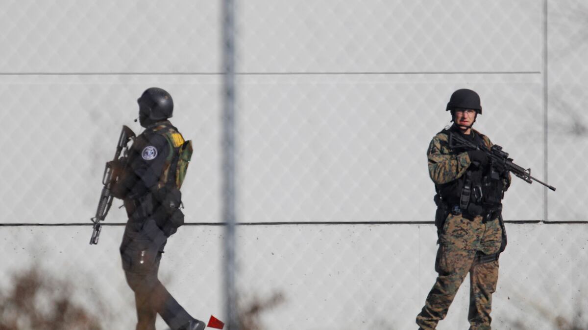 cheats/2011/11/17/chicago-gunman-kills-self-at-fedex/fed-ex-gunman-suicide-cs_rcxsv1